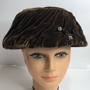 Vintage Women’s Hat Brown Velvet Evelynvaron Model